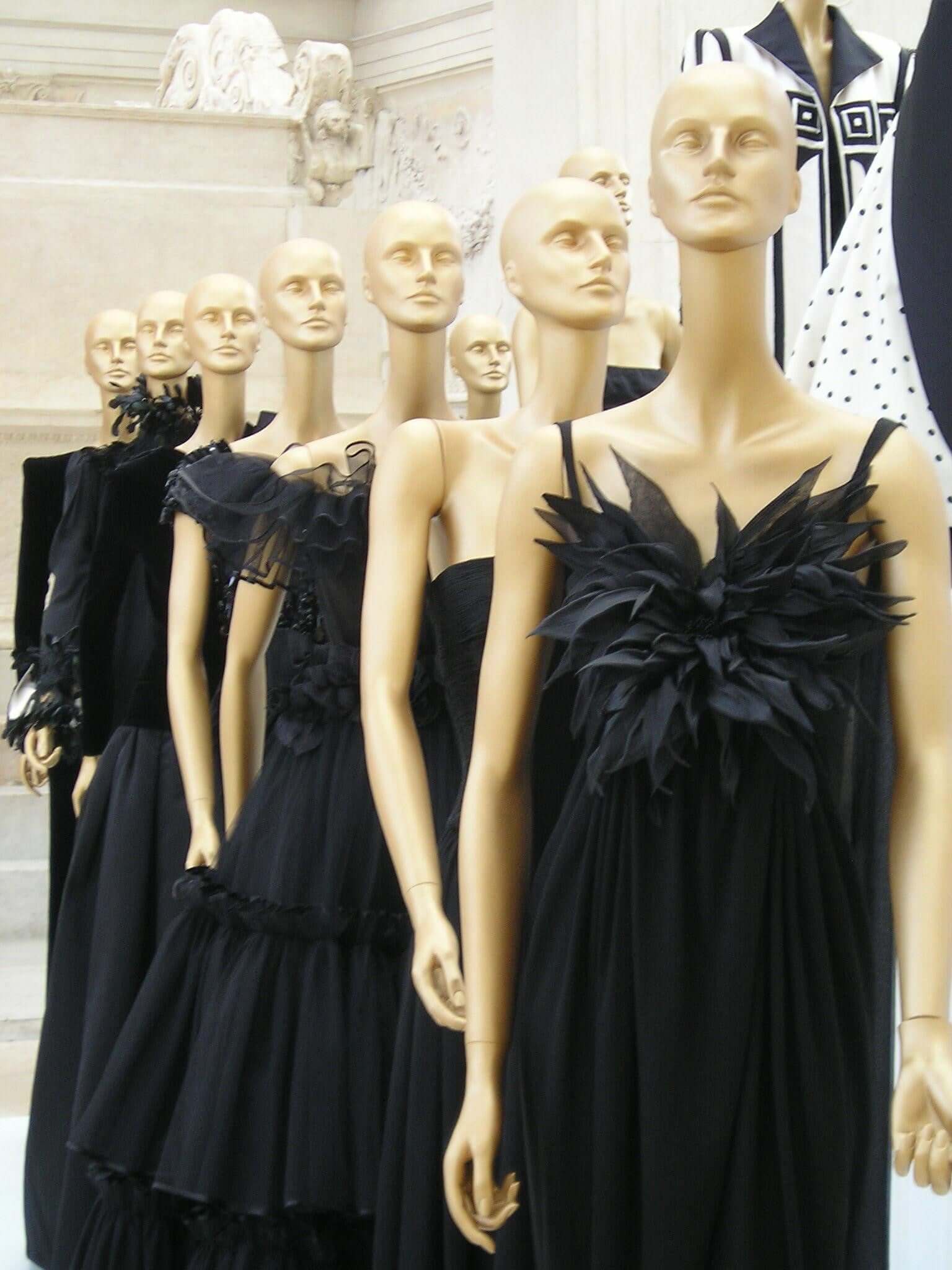 What are the 5 must-have dresses for women?