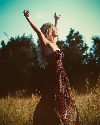 Can short women wear long dresses?