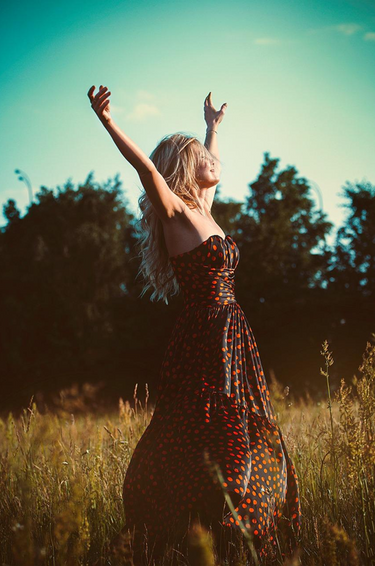 can-short-women-wear-long-dresses-clothes-by-locker-room