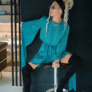 Women Dresses You are looking for an elegant and feminine dress suitable for different occasions? You want to look always modern but you also want to feel comfortable in your own skin? Locker room is a fashionable store chain that offers a big variety of