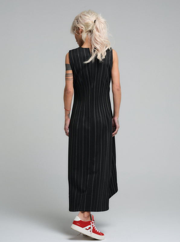 Elevate your wardrobe with this sophisticated striped midi dress. Designed for style and comfort, it combines classic elegance with a modern twist. Perfect for both daytime engagements and evening outings, this dress promises to keep you looking sharp and feeling comfortable.