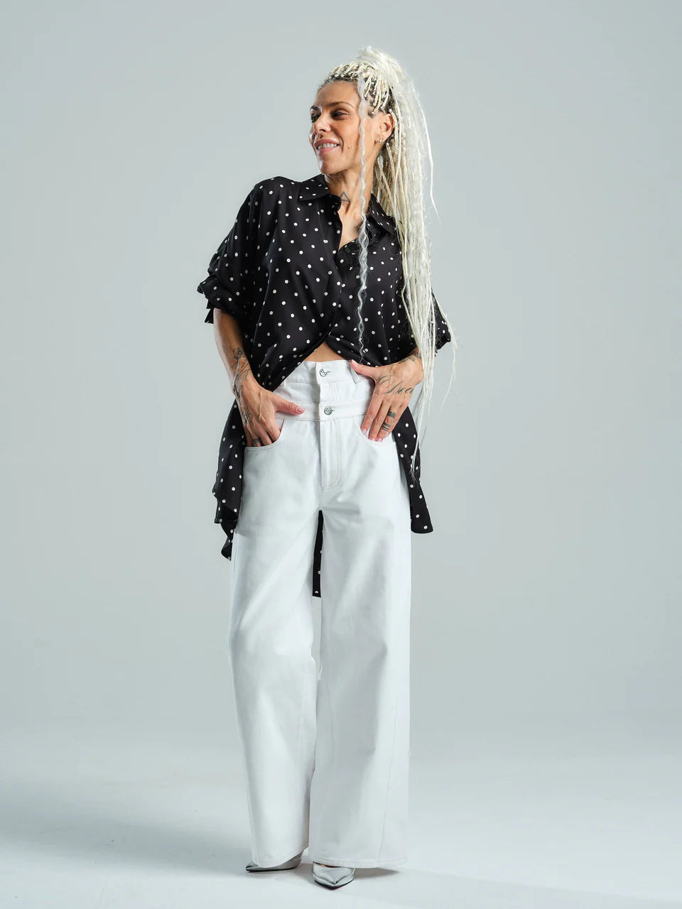 Double-Waistband Jeans in White & Black & White Polka-dot Button-Down Shirt outfit set