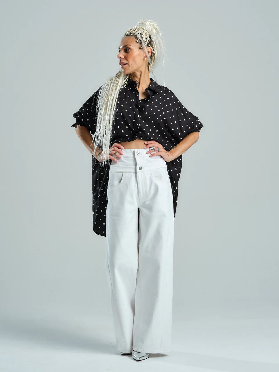 Double-Waistband Jeans in White & Black & White Polka-dot Button-Down Shirt outfit set