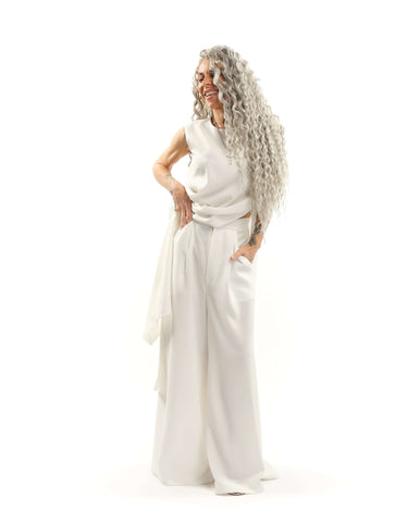 Oversized Wide-Leg Pants Designed for a relaxed fit that moves fluidly, these pants bring a quiet confidence to any look. The pleats at the front add definition to the wide-leg silhouette, creating a balance between structure and ease. Whether paired with