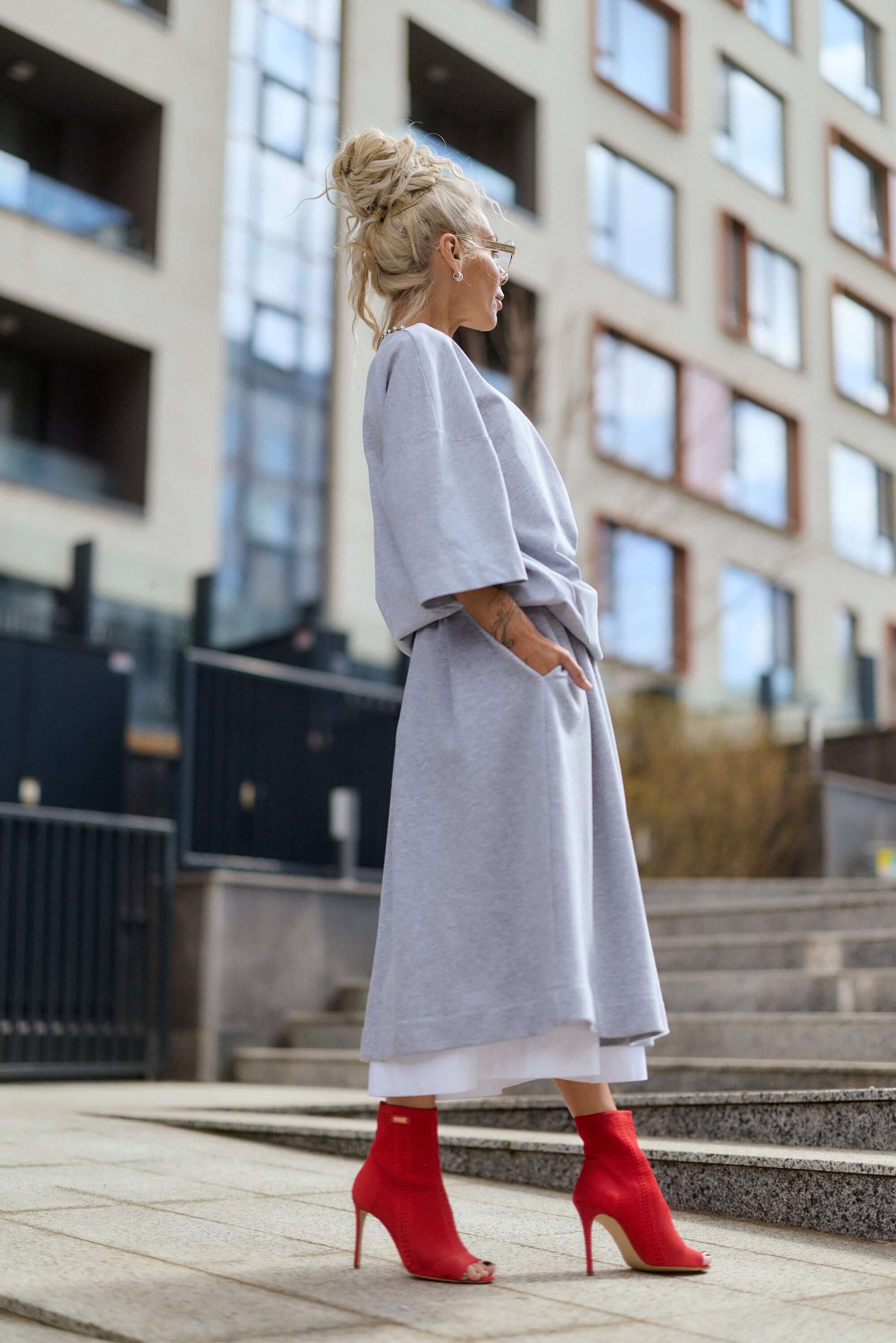 grey dress with red heels Paint the town red! #chicagoevents #fashionista #chicagofashion #chicago # red