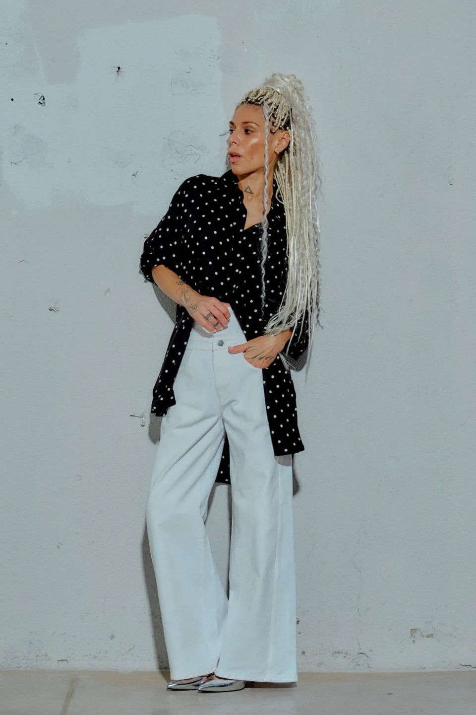 Double-Waistband Jeans in White & Black & White Polka-dot Button-Down Shirt outfit set