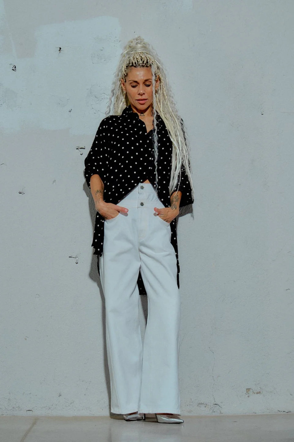 Double-Waistband Jeans in White & Black & White Polka-dot Button-Down Shirt outfit set