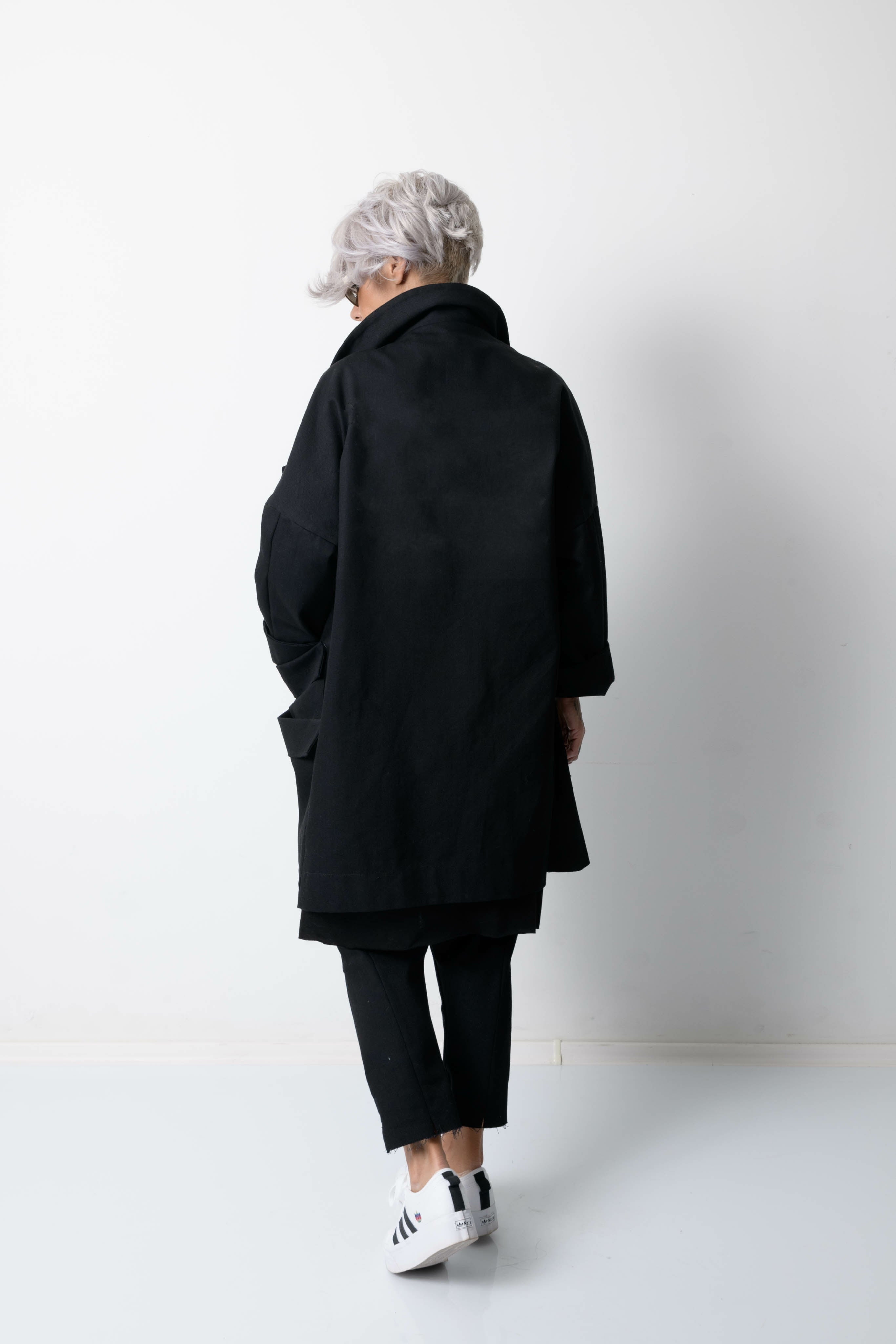 Woman Denim Coat with Lapel Collar and Big Pockets