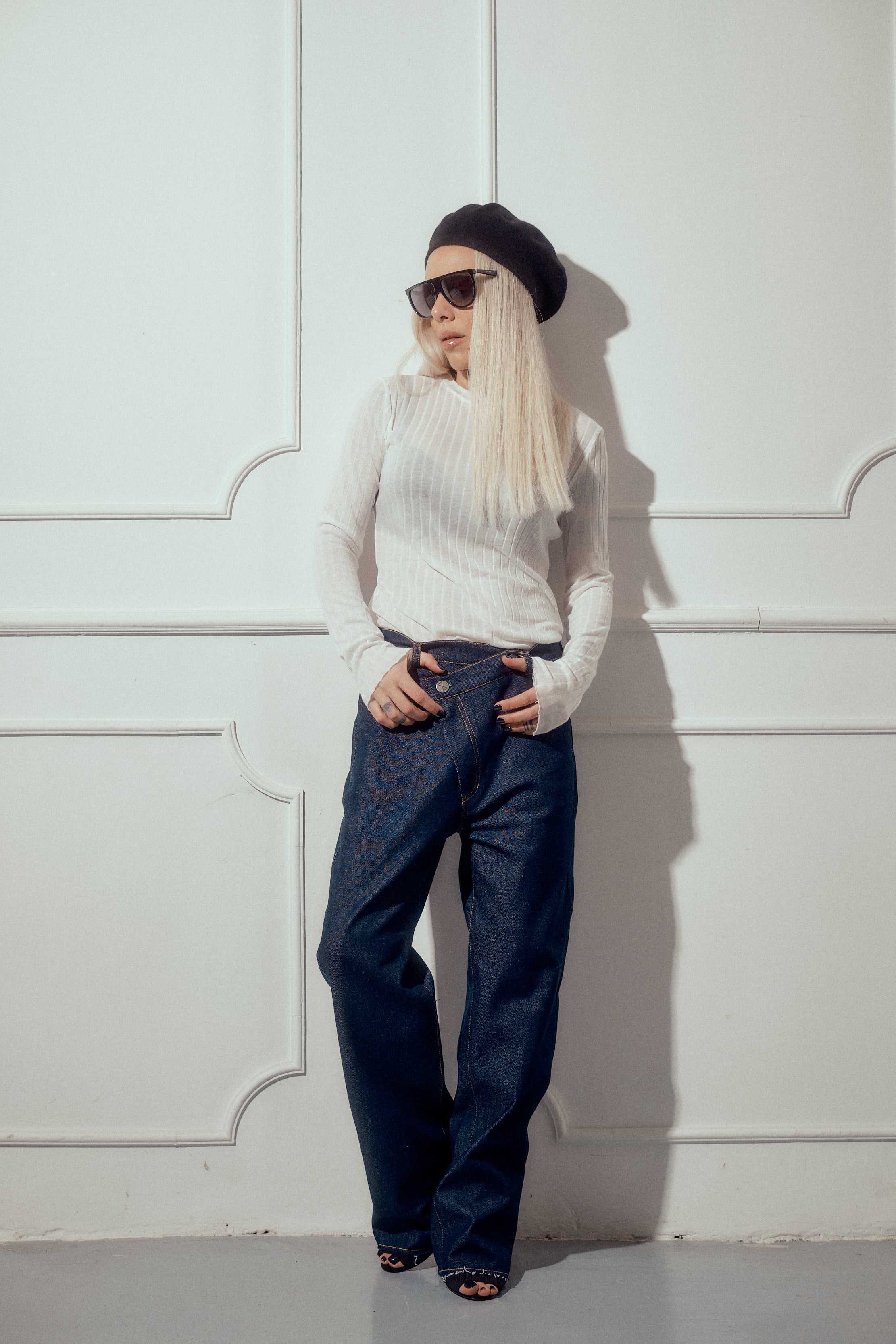 Asymmetric Closure Wide-Leg Jeans