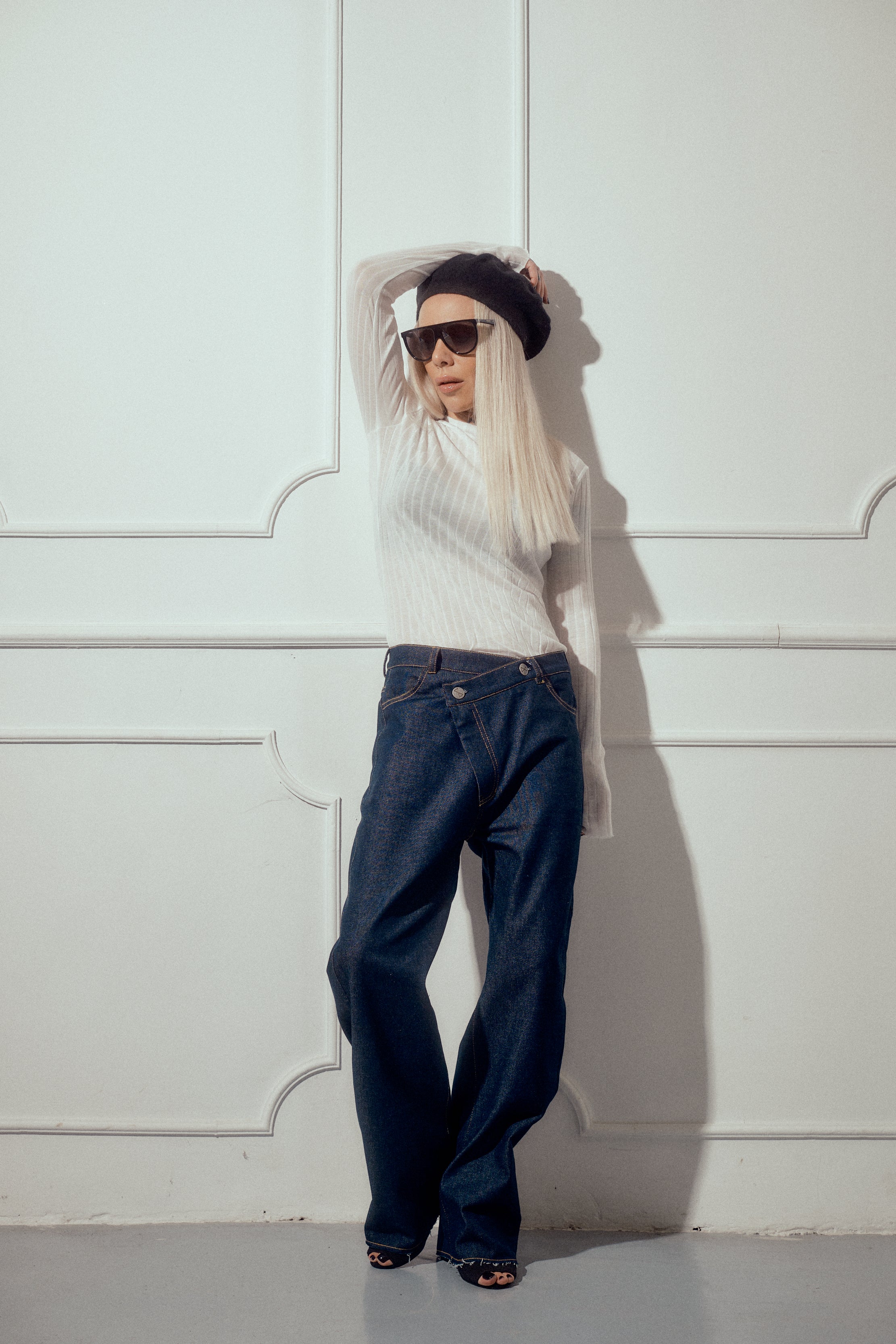 Asymmetric Closure Wide-Leg Jeans